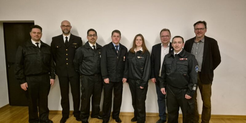 Bei der Jahreshauptversammlung der Feuerwehren der Stadt Melsungen: von rechts: Bürgermeister Markus Boucsein, Stadtbrandinspektor Patrick Metz, Landrat Winfried Becker, die Geehrten Nadine Busse und Marko Hartmann sowie Erster stellvertretender Stadtbrandinspektor Patrick Schwarz, Vorsitzender der Kreisfeuerwehrverbandes Melsungen Frank Nuhn und Zweiter stellvertretender Stadtbrandinspektor Ansgar Knott