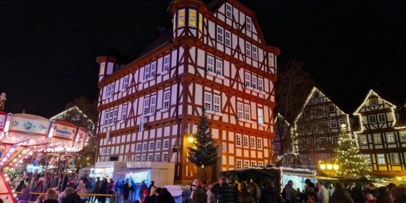 Das Melsunger Rathaus in festlichem Glanz – der Weihnachtsmarkt in Melsungen lädt mit funkelnden Lichtern und stimmungsvoller Atmosphäre zum Verweilen ein.