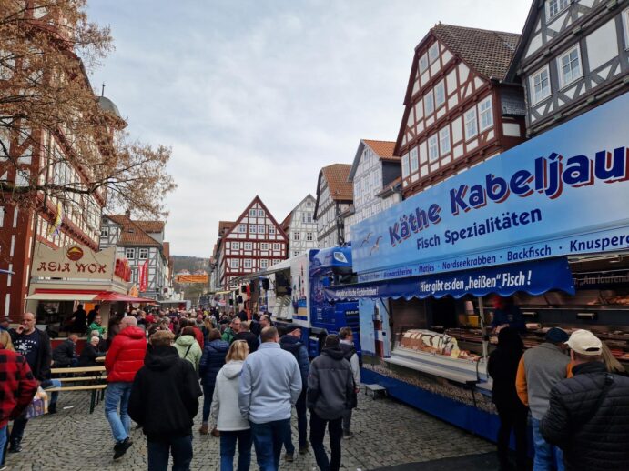 Hanseatisches Flair mitten in Melsungen: Käthe-Kabeljau lockt mit frischem Backfisch, während zahlreiche Besucher den Marktplatz mit Leben füllen und die besondere Atmosphäre genießen.
