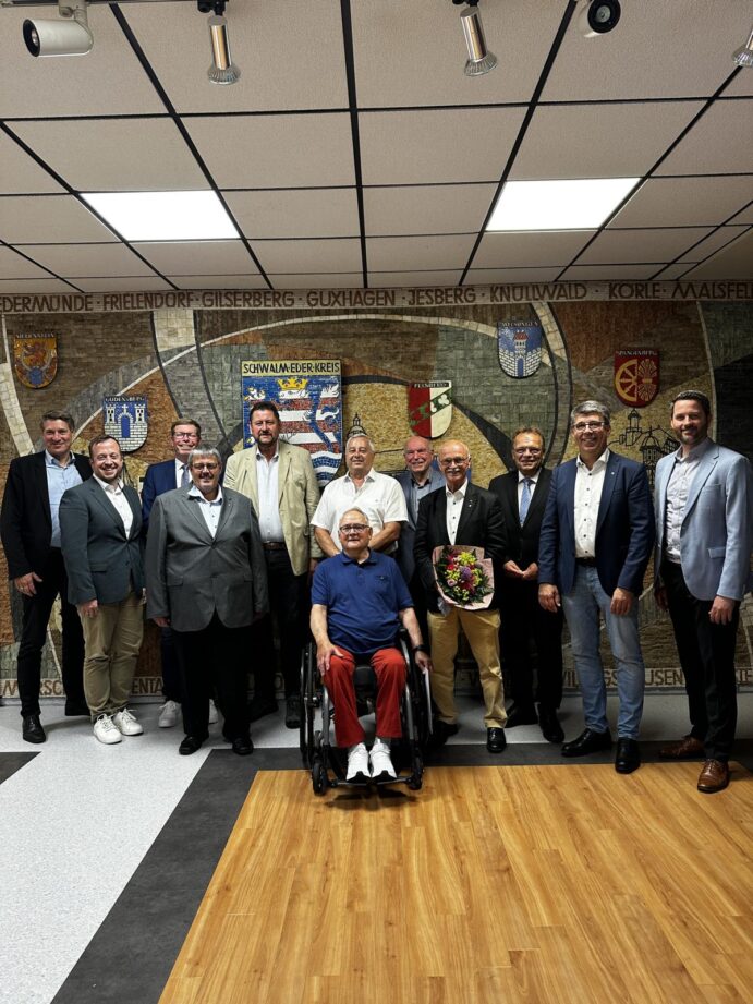 v.l. Dr. Nico Ritz, Timo Riedemann, Andreas Koch, Jörg Vollbrecht, Wolfgang Völker, Fritz Schneider, Robert Weck, Erich Strohm, Bernd Herbold, Landrat Winfried Becker, Uwe Heintzemann, MdB Dr. Philipp Rottwilm.Bildautorin: Kreisverwaltung Schwalm-Eder I Daniela Landgrebe