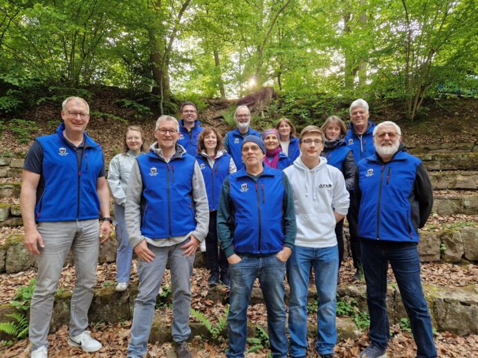 Hintere Reihe von links: Alexander Dupont, Bodo Hofmann-Thomschewski, Catherine BerthelotMittlere Reihe von links: Merle Grönlund (JuPa), Ursula Diez, Renée Côté, Sabine Eberein, Dieter Naleppa
Untere Reihe von links: Lars Viereck, Thomas Metz, Michael Geise, Paul Reimer (JuPa), Frank Eberlein