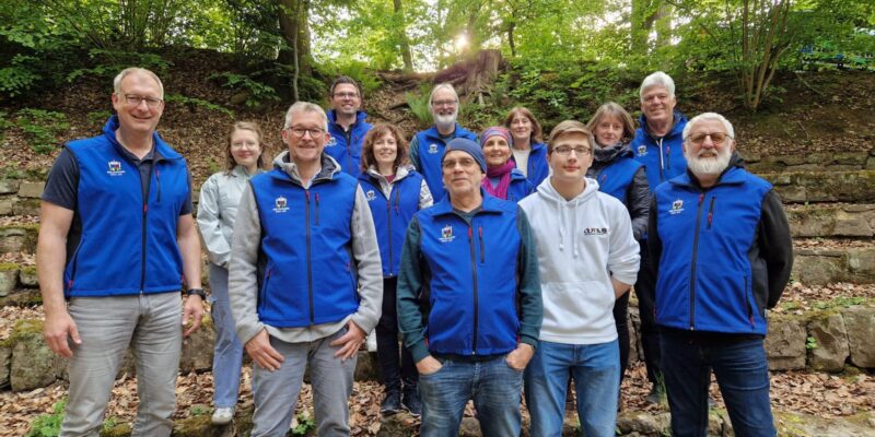 Hintere Reihe von links: Alexander Dupont, Bodo Hofmann-Thomschewski, Catherine Berthelot Mittlere Reihe von links: Merle Grönlund (JuPa), Ursula Diez, Renée Côté, Sabine Eberein, Dieter Naleppa Untere Reihe von links: Lars Viereck, Thomas Metz, Michael Geise, Paul Reimer (JuPa), Frank Eberlein