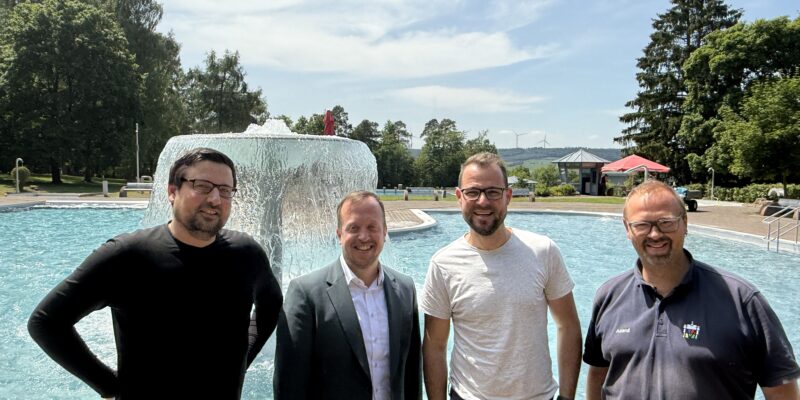 (v.l.n.r.) Daniel Nieswandt (Bauamtsleitung Hochbau), Bürgermeister Timo Riedemann, Schwimmbadleiter Michael Günther und Thorsten Arsand (Mitarbeiter im Schwimmbad) freuen sich über die bevorstehende Wiedereröffnung des Melsunger Schwimmbads.