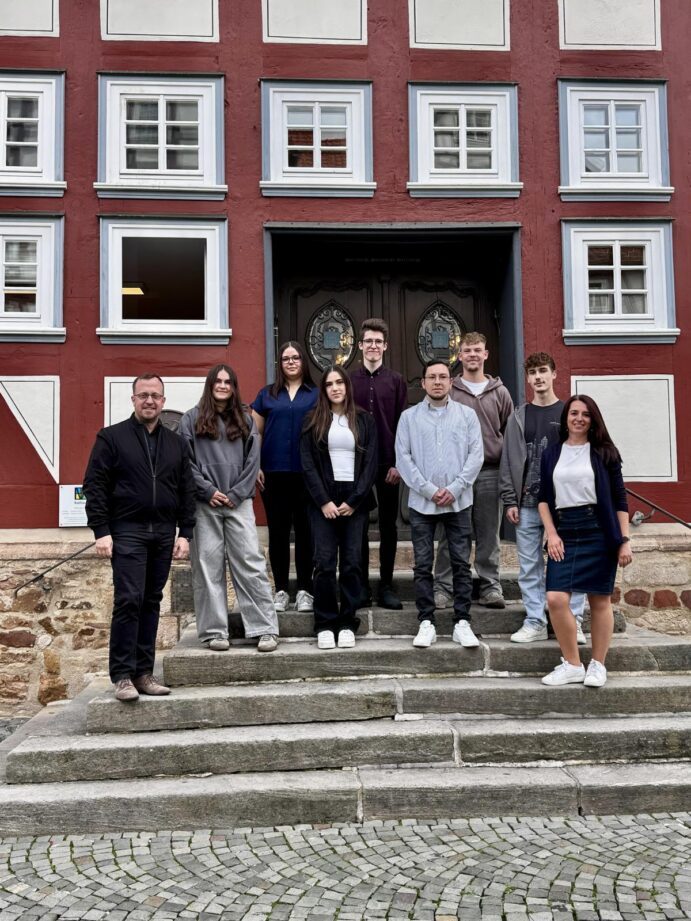 Gemeinsam in die Zukunft: Bürgermeister Timo Riedemann und Tatjana Getze (Haupt- und Personalamt) begrüßen die neuen Auszubildenden und Jahrespraktikantinnen der Stadt Melsungen zum Ausbildungsstart 2025.