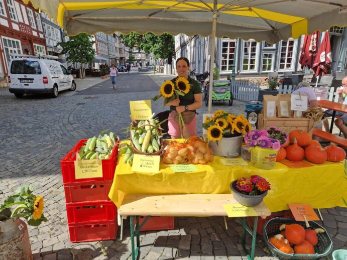 Birte Wirxel aus Großenenglis bringt mit Zuckermais, Kürbissen, Melonen und Feldblumen frische Vielfalt auf den Bartenwetzer Wochenmarkt.
