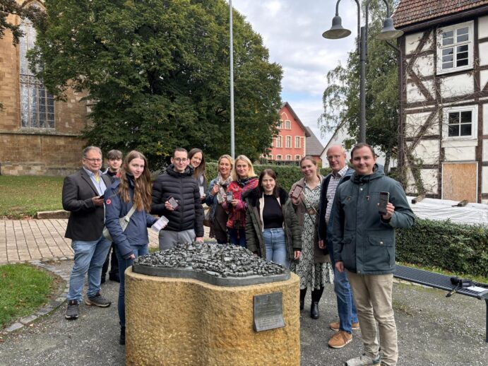 Die Städtekooperation der GrimmHeimat NordHessen spielt die erste Station des Korbacher Spiels am Stadtmodell, Personen von links nach rechts: Jörg Näther (Frankenberg (Eder)), Julius Waid (Bad Wildungen), Ann-Kathrin Rest (Bad Arolsen), Tobias Rückschloss (Bad Arolsen), Stephanie Guth (Bad Wildungen), Birgit Sonnenschein (Fritzlar), Romy Grimm (Bebra), Jana Saur und Annette Hannappel (beide GrimmHeimat NordHessen), Marc Müllenhoff (Korbach), Marius Meißner (Espoto).Foto: © GrimmHeimat NordHessen, Fotograf: Julius Köhler