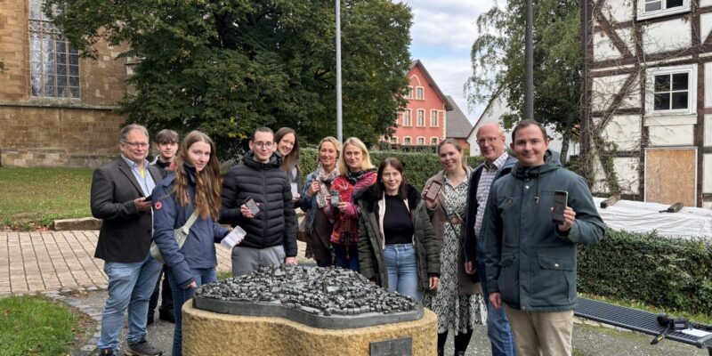 Die Städtekooperation der GrimmHeimat NordHessen spielt die erste Station des Korbacher Spiels am Stadtmodell, Personen von links nach rechts: Jörg Näther (Frankenberg (Eder)), Julius Waid (Bad Wildungen), Ann-Kathrin Rest (Bad Arolsen), Tobias Rückschloss (Bad Arolsen), Stephanie Guth (Bad Wildungen), Birgit Sonnenschein (Fritzlar), Romy Grimm (Bebra), Jana Saur und Annette Hannappel (beide GrimmHeimat NordHessen), Marc Müllenhoff (Korbach), Marius Meißner (Espoto). Foto: © GrimmHeimat NordHessen, Fotograf: Julius Köhler