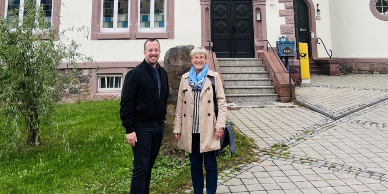 Auf dem Bild sind zu sehen von links: Timo Riedemann und Susanne Rakowski