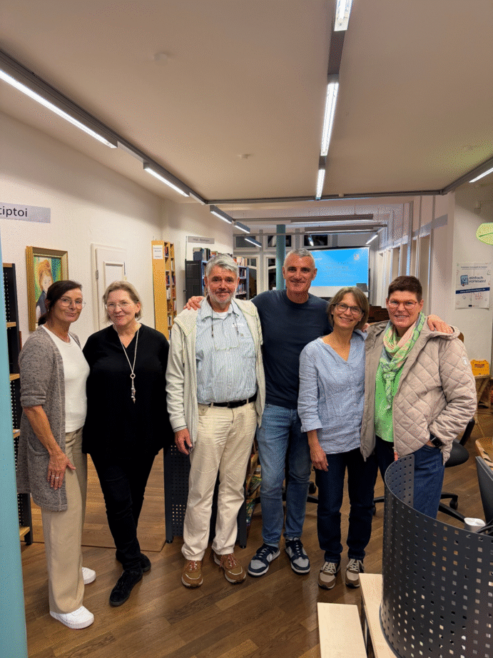 Von links nach rechts: Heidi Sostmann (Seniorenbeauftragte), Cornelia Reckelkamm (Stastbücherei), Frank Jungheim (Klimaschutzmanager), Tim Frühling, Eva-Maria Gröninger (Stadtbücherei) und Anke Mand (Verein „Aktiv dabei“).