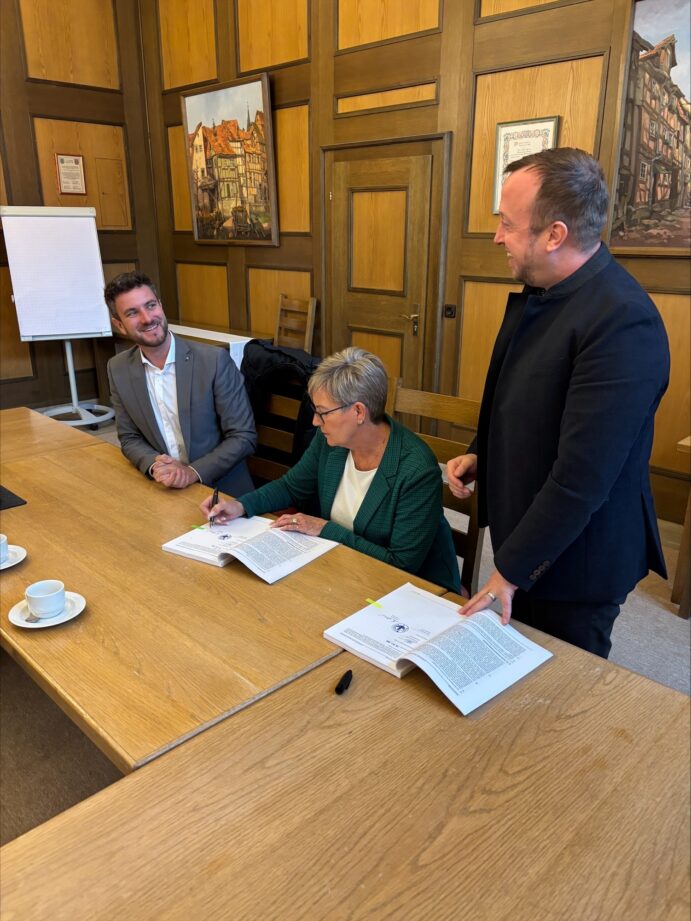 Gemeinsam für nachhaltige Mobilität in Melsungen: Konstantin Frölich, Erste Stadträtin Ulrike Hund und Bürgermeister Timo Riedemann (v. l.) unterzeichnen den neuen Vertrag zur Fortführung des Stadtbusverkehrs.